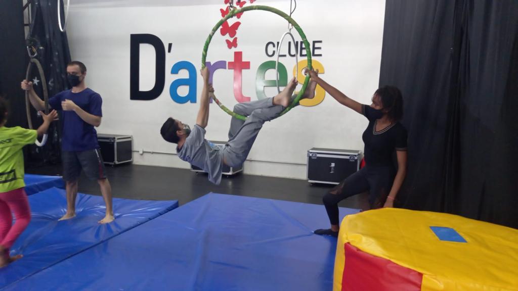 Atividade de Circo e Dança no Espaço do D’Artes